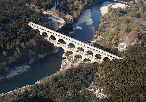 Photo aérienne du fameux 'Pont du Gard' ancien acqueduc Romain.