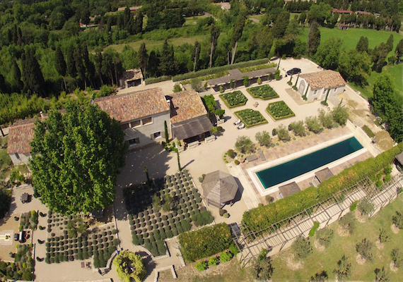 Vue aérienne sur un Mas Provençal - Prestation pour agences immobilières.